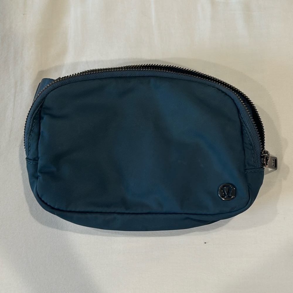LULULEMON EVERYWHERE BELT BAG IRON BLUE  discontinued color!!